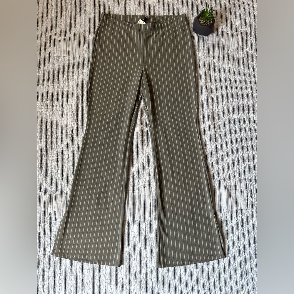 😊NWT Divided by H&M flare pants size Large